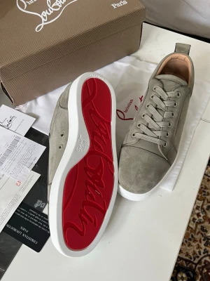 Christian Louboutins - PRIS EJ HUGGET I STEN Säljer ett par fina skor i storlek 43, färg Olivgrå. Skorna är helt oanvända Medföljer: 	●	Originalbox 	●	Dustbag 	●	Kvitto 	●	Samtliga tillbehör Vid intresse eller om du önskar fler bilder är du varmt välkommen att skicka ett PM. Pris kan diskuteras vid seriöst intresse.