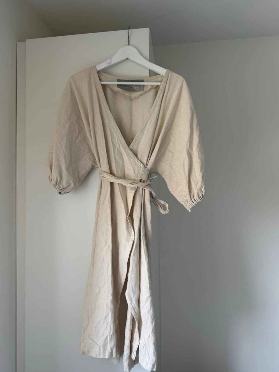 Beige omlottklänning i linne