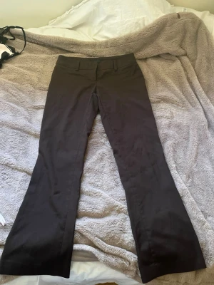 Lågmidjade kostymbyxor med bootcut  - Snygga bruna kostymbyxor med lågmidja och bootcut från Vero Moda i storlek 34 