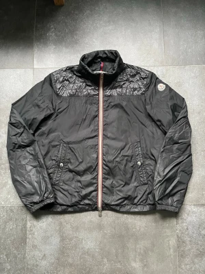 Moncler jacka  - Tjena, säljer nu denna riktigt snygga och populära Moncler jackan, den är i använt skick men inga större skador, inga hål, storlek 3 vilket motsvarar L, hör av er vid frågor och funderingar🙌🤝 