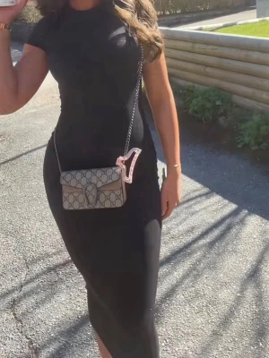 Lång svart klänning - En lång svart klänning i mycket bra skick, tight passform