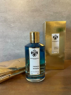 Mancera French Riviera - Mancera French Riviera. 120ml men den är använd. På sista bilden kan du kolla hur mycket som jag använt den.  Det är en väldigt somrig doft som påminner om en dag på stranden.
