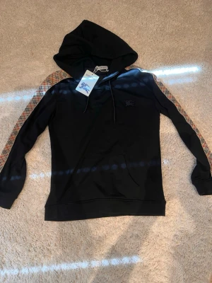 Svart hoodie från Burberry - Snygg svart hoodie från Burberry, knappt använd. 