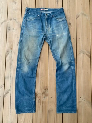 Levis 504 Straight  - Riktigt snygga och unika levis jeans I modellen 504 straight. Unika fades och en riktigt go passform - modellen är 178 och väger 65kg. Hör av dig vid frågor!