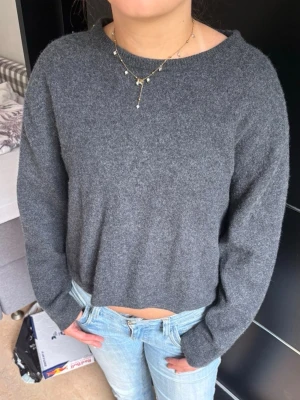 H&M cashmere grå tröja s - super fin inga skador! ny pris:~1500kr