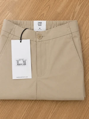 Beige shorts från These Glory Days helt nya - Stilrena beige shorts från These Glory Days med klassisk passform och knappstängning. Tillverkade i mjuk bomull med sidofickor och enkel design som passar perfekt till sommaren.