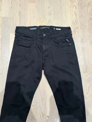 Replay anbass jeans  - Säljer dessa svarta replay anbass jeans i storlek 32/34. Jeansen är i jätte bra skick, inga fläcker eller missfärgningar. Priset kan diskuteras! 