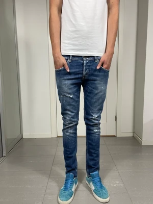 Dondup Jeans - Säljer nu dessa Dondup Jeans med snygga slitningar o färgstänk i populär design, mått ca 37 o 100 cm. skriv för fler bilder/frågor🙌🏼