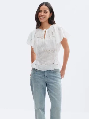 Vit blus med broderade detaljer - Söt vit blus med broderade detaljer och hålmönster. Blusen har korta, volangiga ärmar och knytning vid halsen. Figurnära passform i midjan och lätt utsvängd nedtill. Perfekt till jeans eller kjol för en fräsch look. Helt ny