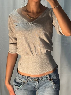 River Island glitter topp - Vintage topp från river Island. Kolla in min profil, följ för fler plagg🙌
