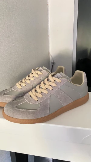 Margiela gats - Säljer dessa riktigt feta gråa margiela gats | 10/10 skick, nästan helt nya | storlek 41 | riktigt snygg färg som är mer unik än de flesta | skriv vid frågor eller intresse 