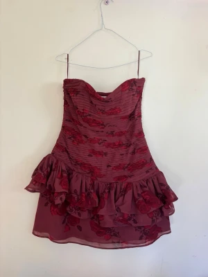 Adoore klänning  - Superfin klänning aldrig använd men köpt second hand där köparen endast använt en gång. Den är i helt nytt skick men säljer då den är för stor för mig❣️