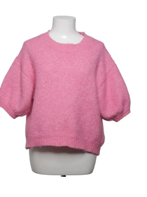 Rosa stickad tröja med puffärm! - Säljer denna rosa stickade tröjan från Zara! Köpt för ett tag sedan och använd men inget man ser på den! Pris kan diskuteras vid snabbt köp🩷Den är lite mer rosa än på bilderna och det är inte mina bilder! Kan lösa egna bilder med!