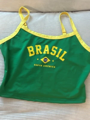 Grön Brasil linnetopp med gula detaljer - .