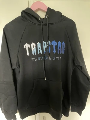 Svart Trapstar hoodie  - Säljer denna Trapstar hoodien, den är helt ny, aldrig använts och är i storlek S