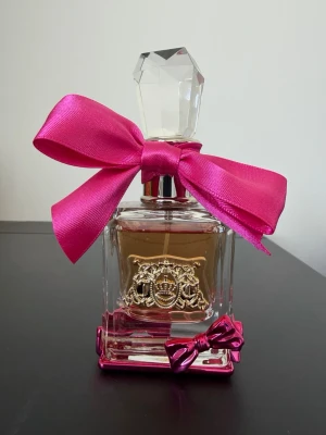 Juicy Couture Viva La Juicy Bowdacious 30ml - Juicy Couture Viva La Juicy Bowdacious parfym i en lyxig glasflaska med guldemblem och stora rosa sidenrosetter. Få sprayer används.