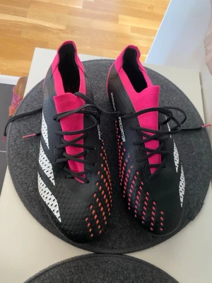 Adidas Predator freak samt adidas copa pure - I och med dem tuffa tiderna som student så har jag tagit det svåra beslutet att sälja av skor från min kollektion. Ett par Adidas copa pure 1 och ett par adidas predator freak 1. Båda har enbart använts ett fåtal gånger dem tyvärr var lite för stora för mig men har trots de behållt dem. Dem vita ser lite smutsiga ut då jag använde dem i gräs men skicket är fortfarande riktigt bra. 300 kr styck så hör av er om intresserade!