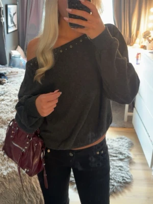 Offshoulder stickad  - Snygg offshoulder stickad tröja, nit detaljer längst kanten 💋 skriv vid frågor ! 