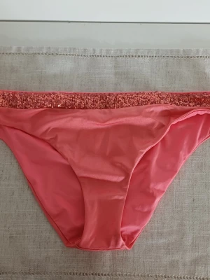 Rosa bikiniunderdel från Calzedonia - En bikini som är full size M I höften runt är jag 96 cm och för mig sitter den perfekt men lite lös men inget som påverkar. Jag köpte den på vinted men tyvärr passade den inte.    Om ni har frågor är det bara att fråga!
