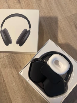 Apple AirPods Max hörlurar svart - Snygga Apple AirPods Max i svart med stilren design och mjuka öronkuddar. Hörlurarna har en båge i metall och mesh-material för extra komfort. Levereras med smart case och laddningskabel. Perfekta för dig som vill ha grymt ljud och modern look.