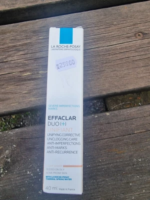 La Roche-Posay Effaclar Duo(+) Unifiant - Effaclar Duo(+) Unifiant från La Roche-Posay är en foundation i ljus nyans som jämnar ut hudtonen och motverkar orenheter. Kommer i en vit och blå tub på 40 ml. Innehåller termalvatten och är speciellt framtagen för fet och aknebenägen hud.