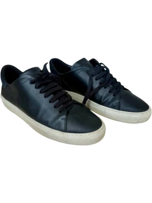 Svarta lädersneakers Axel Arigato (44) - Stilrena svarta sneakers i läder med svart mockadetalj på hälen och vita gummisulor från Axel Arigato. Knappt använda. Klassisk låg modell med svarta skosnören och minimalistisk design som passar till det mesta. Perfekta för dig som gillar en clean och enkel look.