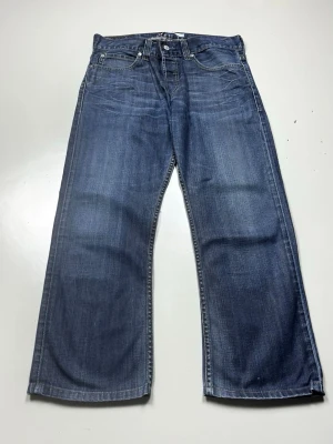 Levi's 512 bootcut  - Säljer dessa eftertraktade Levi's 512 bootcut med grymt snygg wash. Storlek L34 W34 men skulle säga att den sitter som L32 W30. Grymt bra skick, inga defekter. Hör av er vid frågor och funderingar! 