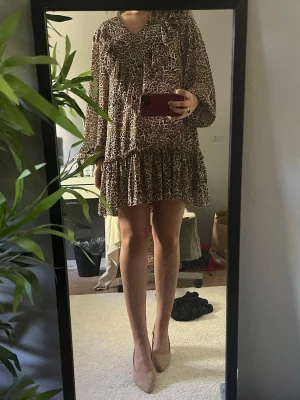 Klänning - Leopard klänning med skitsnygga detaljer o volanger ☺️☺️