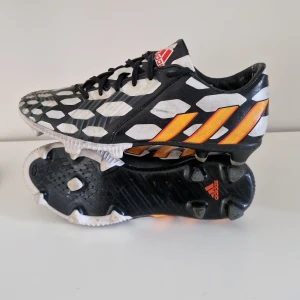 Fotbollsskor  - Ett par adidas predator instinct i mycket bra skick, de är sällsynta, skriv vid intresse 