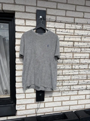Ralph lauren t-shirt - Jättesnygg och bekväm ralph lauren tisha m i frotté perfekt till sommaren, tveka inte på att höra av dig om du har några frågor