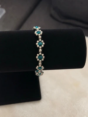 Silverfärgat armband med blå pärlor -  armband med små silverfärgade  och blå pärlor 