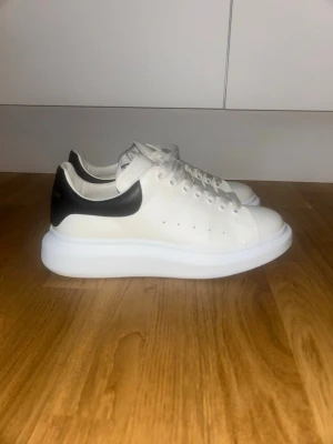 Vita Alexander McQueen sneakers - Vita sneakers från Alexander McQueen. Skorna är använda fåtal ggr så i väldigt bra condition. Storlek 43 1/2. Pris kan diskuteras