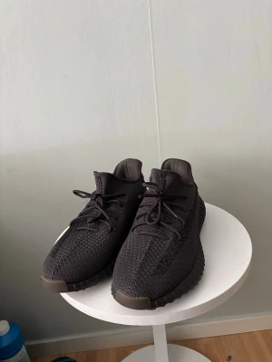 Svarta Adidas Yeezy Boost 350 V2 - Helt ny par Yeezys boost 350                                        Dom är sköna för sommaren och sköna att gå i.             Den passar perfekt för sommaren.                                  OBS!! Står fel storlek på den står att den är 47 men den passar 45/46