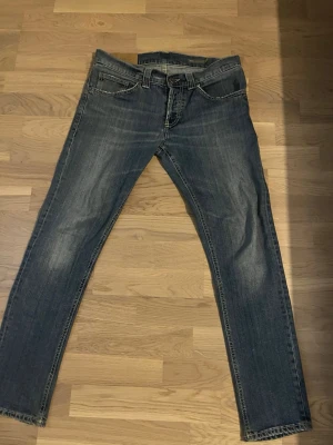 Blå slim fit jeans med slitningar - Snygga blå slim fit jeans med lätt slitna detaljer och klassisk femficksdesign. Jeansen har normal midja och raka ben. Materialet är denim i bomull med lite stretch för extra komfort. Perfekta för en avslappnad och trendig look.