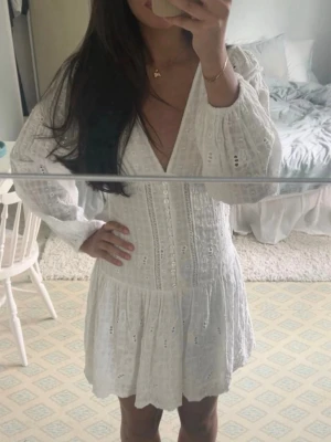 Klänning Zara  - Supersnygg slutsåld klänning från Zara med fina broderade detaljer🤍 Använt en gång, mycket bra skick 