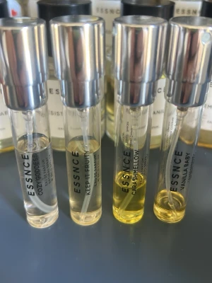 Essnce parfymprover 4-pack - Fyra parfymprover från Essnce i smidiga glasflaskor med silvriga spraykorkar. Doftnamn: Cozy Goddess, Keep It Fruity, Carashmellow och Vanilla Baby. Perfekt för att testa olika dofter och hitta din favorit.