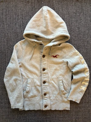 Hollister cardigan ~ vintage  - Sjukt eftertraktad Hollister cardigan ~ 2000’s modell som inte längre produceras | st S/true size | färg grå | rekommenderad längd 170-180cm  sliten design med avklippta ärmslut för bättre passform | OBS kan gå ner lite i pris vid snabb affär! 🏄