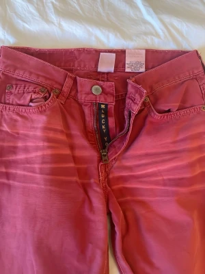 Röda jeans bootcut lågmidgade  - Jeansen är köpta secondhand i New York, aldrig använda av mig och jag skulle ändå säga att dem knappt har tecken på användning(inga slitningar eller fläckar). Jag köpte de ganska dyrt därav priset men skulle kunna tänka mig gå ner lite vid prutning ändå. 🩷🩷 (nypriset på byxorna var ca 1000kr) 