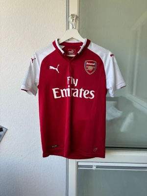 Arsenal T-shirt - Nyskick ”retro” äkta Arsenal tröja. Det är en barntröja med storlek 164 men passar dam XS skulle jag säga lätt. 