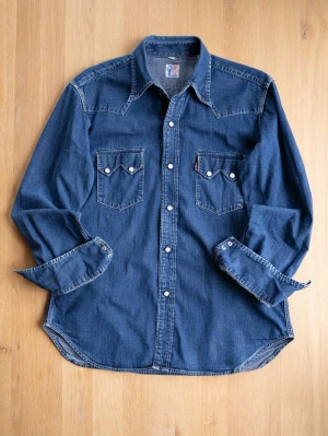 LVC Levi's Vintage Clothing Wester Shirt, size M - Otroligt fin western skjorta från Levis premiummärke LVC i fint använt skick! Stl L, men sitter som M. 