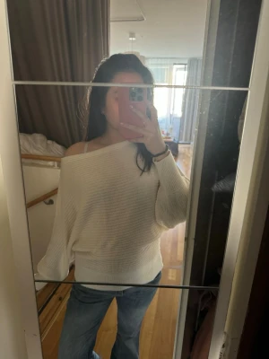 Off-shoulder stickad tröja  - Jättesöt off-shoulder stickad tröja ifrån NA-KD 💞man kan ha tröjan som off-shoulder eller boat neck! Den är använd men knappt nopprig och i ett fint skick ändå 🙌 priset kan diskuteras vid snabb försäljning. Skriv för fler bilder! 