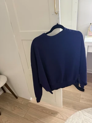 Mörkblå hoodie  - Mörkblå hoodie utan luva från Nelly💕