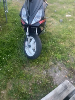 Moped - Säljer en svart Peugeot moped som inte har några problem alls utan en väldigt bra moped. Det är en klass 1 och går helt lagligt med två regplåtar och två nycklar så kommer med, man får med lite andra delar om man vill byta något eller så.