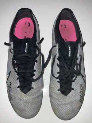 Nike Vapor Air Zoom Mercurial  - Säljer dessa Nike Mercurial Vapor Air Zoom då jag köpt nya. Använts som man ser på bilden men har ändå ett bra värde då dem ej går att få tag på längre. Pris kan såklart alltid diskuteras! ☺️