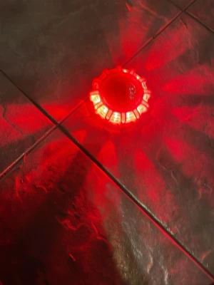 Rund orange varningslampa LED - Säljer en rund, orange varningslampa med LED-belysning. Lampan har flera små dioder och ett robust plasthölje med utstickande kanter för extra skydd. Perfekt att använda vid nödsituationer eller som varningssignal på vägen.
