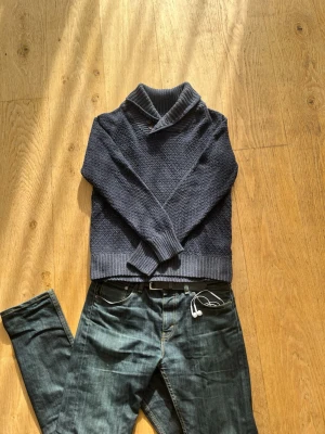 Cardigan H&M - Säljer riktigt snygg cardigan från H&M 🙌   Storlek: M Skick: 9/10 🔥 Inga tecken av användning                            Perfekt nu när våren börjar!  💬Skriv vid frågor! 💸 Pris kan diskuteras vid snabb affär! 📦 Skickas snabbt!