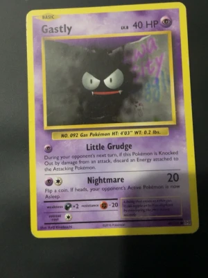 Gastly Pokémonkort 2016 - Säljer ett Gastly Pokémonkort från 2016 med lila och gul ram. Kortet har klassisk Pokémon-design med Gastly-illustration och attacker som Little Grudge och Nightmare. Perfekt för samlare eller Pokémonfans!
