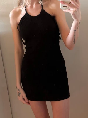 Svart & beige tight kort klänning (set) - Säljer dessa två tillsammans då dom inte kommer till användning, halterneck och mönster. Bra skick, använt några gånger. Kan finnas någon skavank, så inte helt nya. Men super fina! Svart (S) beige (XS) 