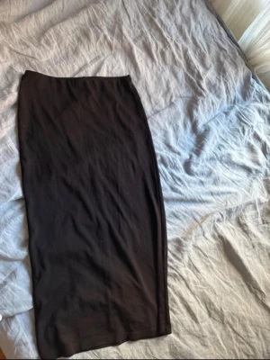 Svart kjol ifrån monki - I storlek S