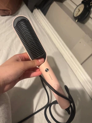 Rosa elektrisk värmeborste från Amazon - Säljer en rosa elektrisk värmeborste från Amazon Borsten har svart borsthuvud och flera värmeinställningar som visas med LED-lampor. Handtaget är av plast och har en smidig, avlång form med knappar för enkel användning. Perfekt för att snabbt styla håret. Använd en gång men är som ny. Köpte för 700 så kommer sälja för 320 kr 